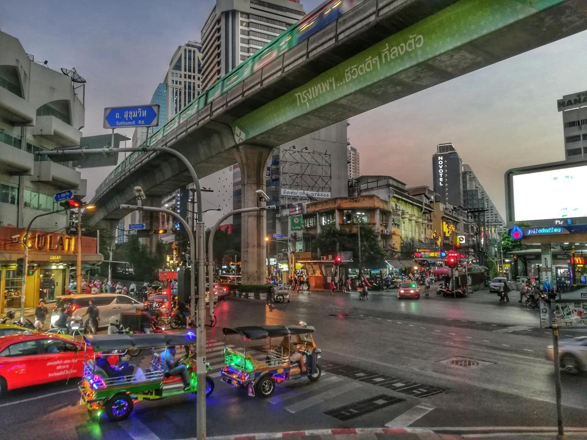 Готель Solitaire Bangkok Sukhumvit 11 Екстер'єр фото